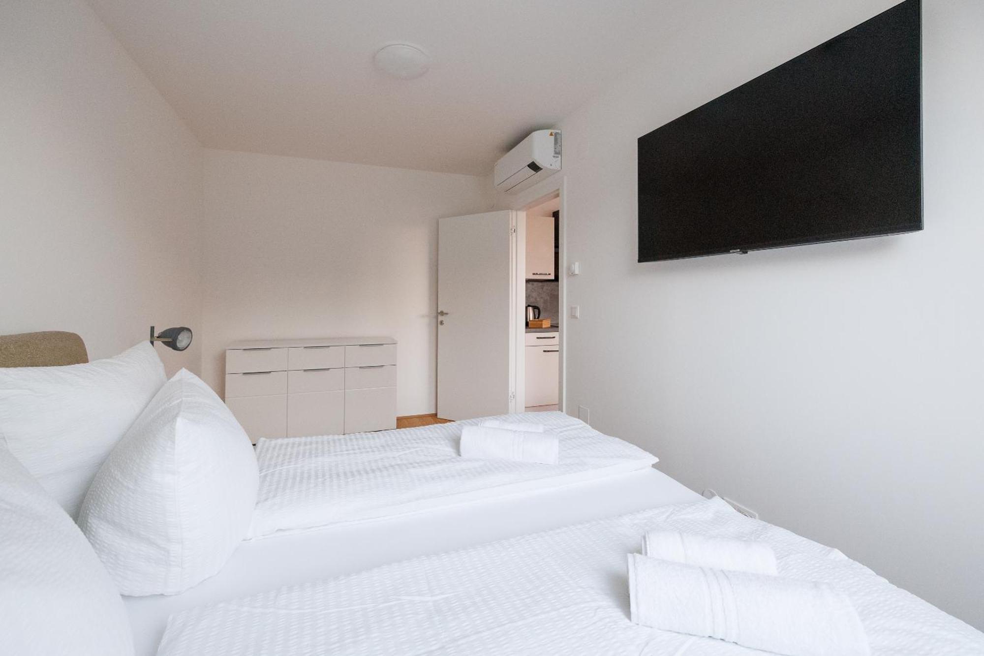 Symphony Apartments 41 - Modern Loft With Terrace And Grill In Central Location Bécs Kültér fotó